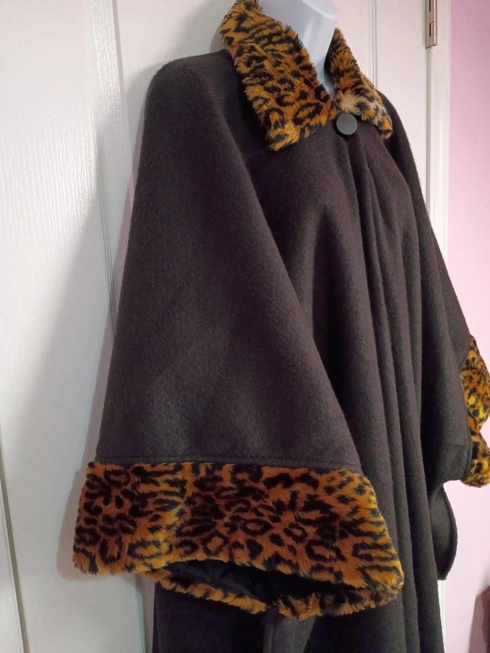 Vintage Black Cape w/ Leopard Faux-Fur Trim - Picture 2 of 9